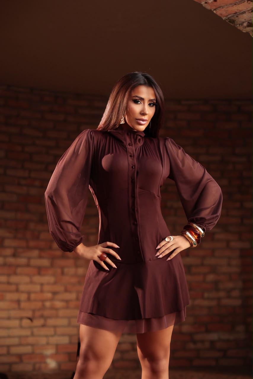 Vestido marrom com tule