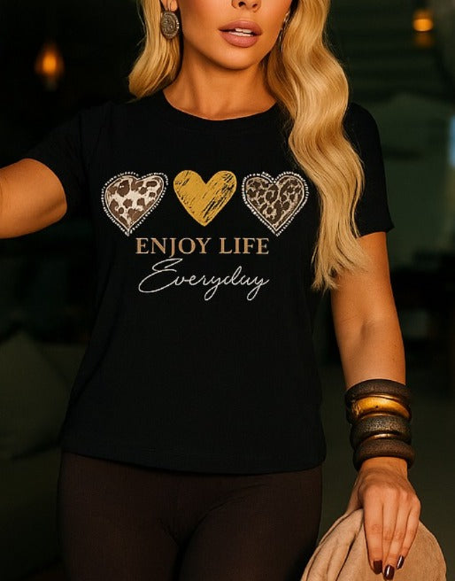 ✨ T-shirt “Enjoy Life” em viscolycra com aplicação
