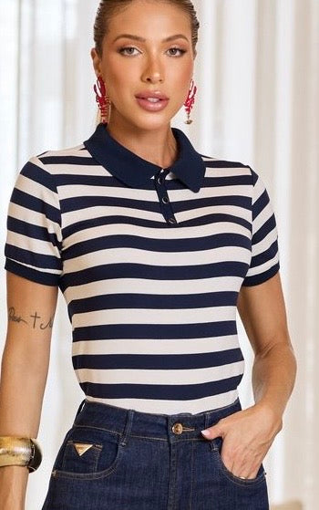 T shirt listrada gola com botões