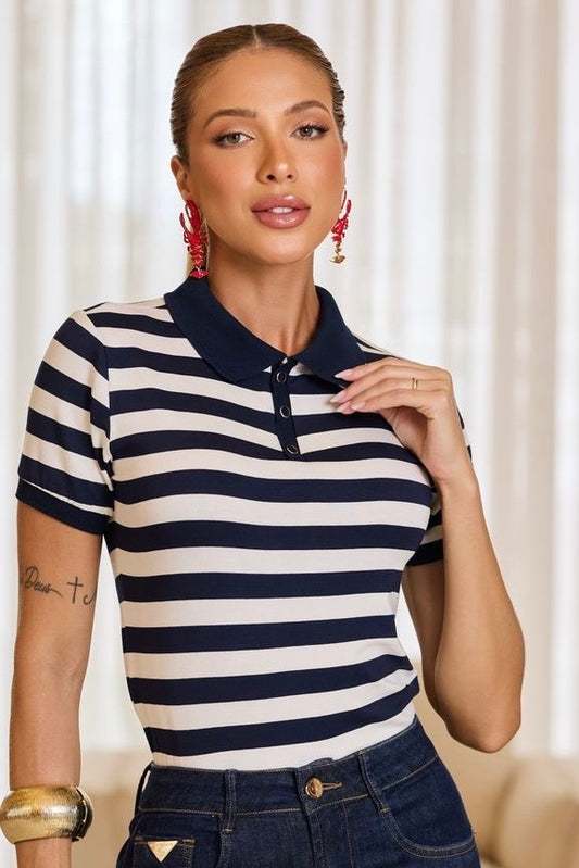 T shirt listrada gola com botões