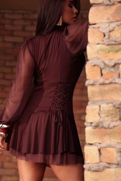 Vestido marrom com tule